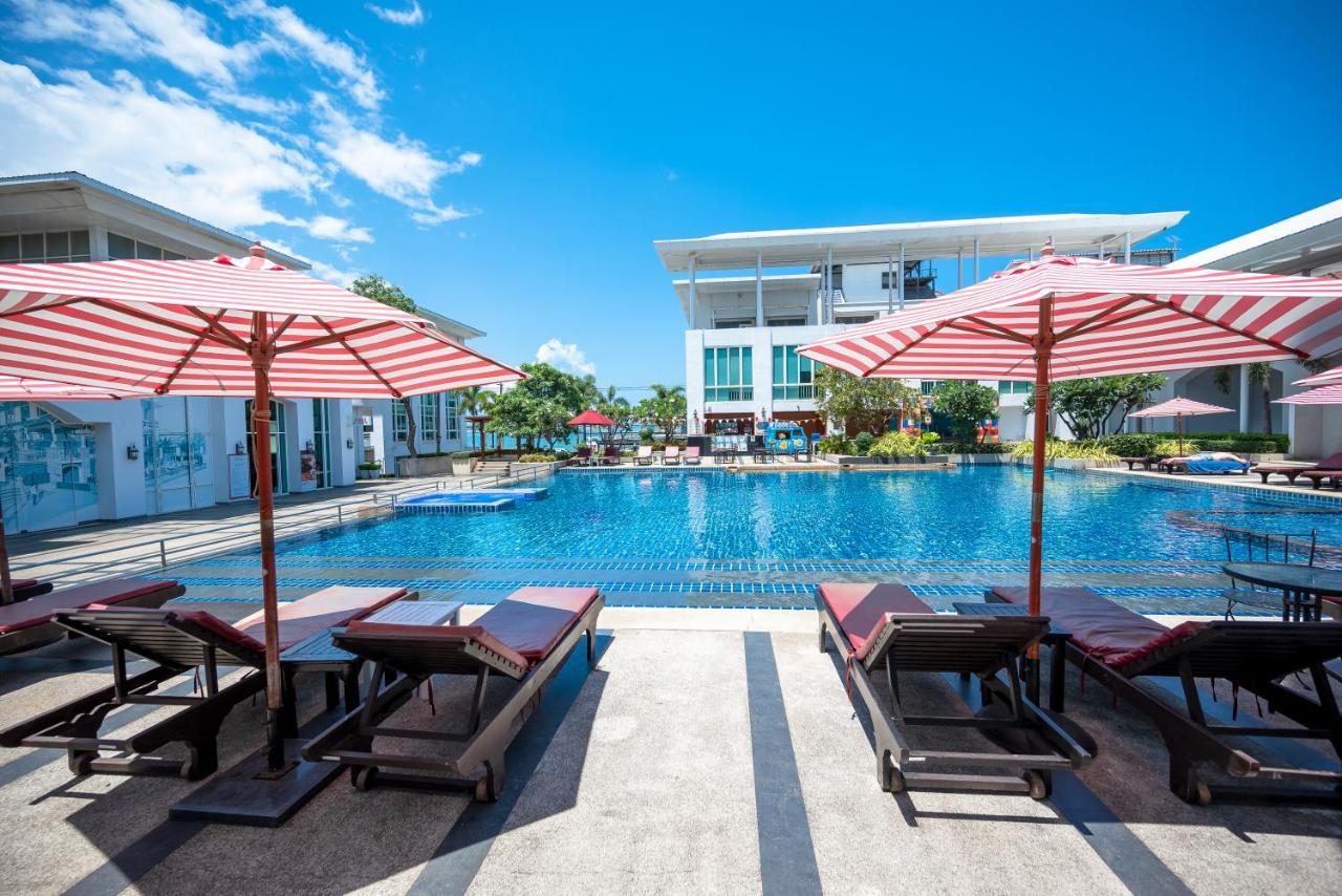 D Varee Jomtien Beach, Pattaya Exterior foto The swimming pool at the resort